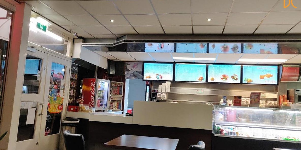 Binnen: tafels, menuschermen en de vitrine