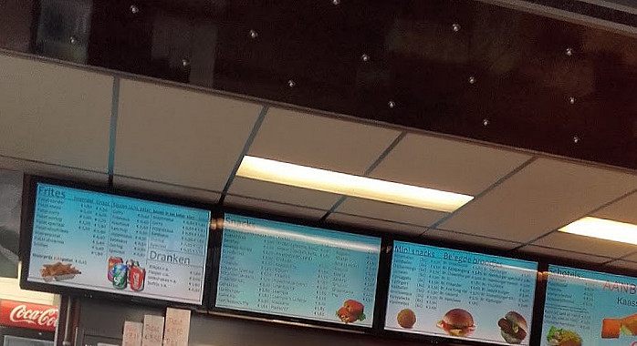 Menuschermen boven de toonbank